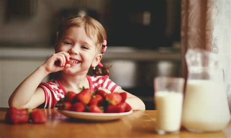 Obrázok dieťaťa, ktoré sa hrá s jedlom