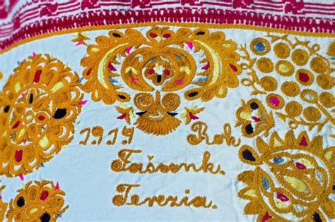 Detaily výšivky na slovenskom kroji