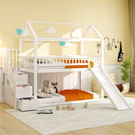 Poschodová posteľ s hracím priestorom