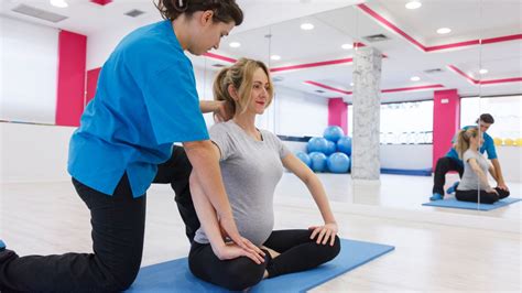 Žena cvičí dychové techniky v tehotenstve