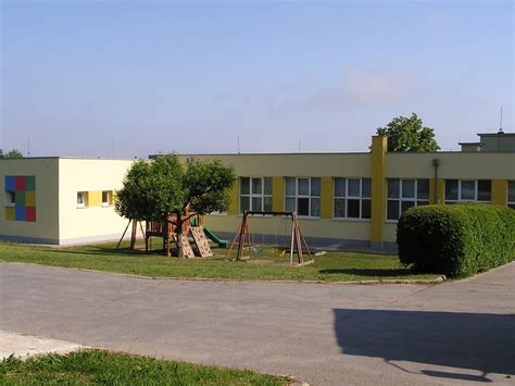 Exteriér materskej školy Lobelka s detským ihriskom