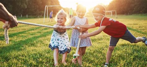Deti sa hrajú na modernom ihrisku