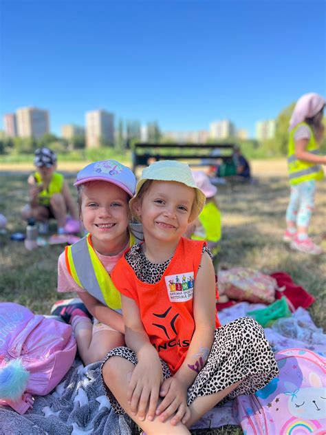 Deti lezú po preliezkach