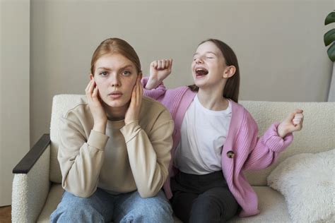 Ilustrácia dieťaťa s prejavmi ADHD - nepozornosť, hyperaktivita, impulzivita