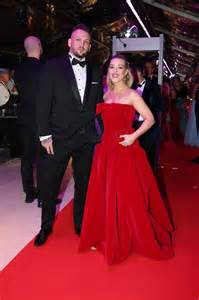 žena s deťmi a novým partnerom