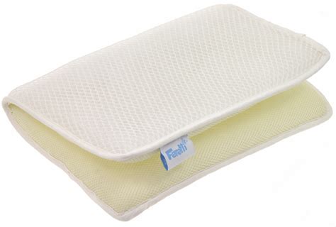 Ilustrácia bezpečnej detskej postieľky s prvkami pre bábätká