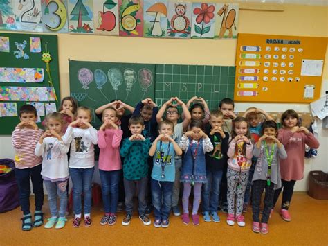 Ilustrácia detí v triede Montessori