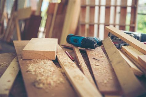 Jana Majerská pri práci s drevom