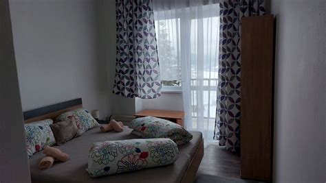 Interiér izby v Ubytovaní Pepo so zariadeným kuchynským kútom