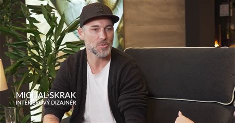 Michal Skrak pri práci na návrhu interiéru