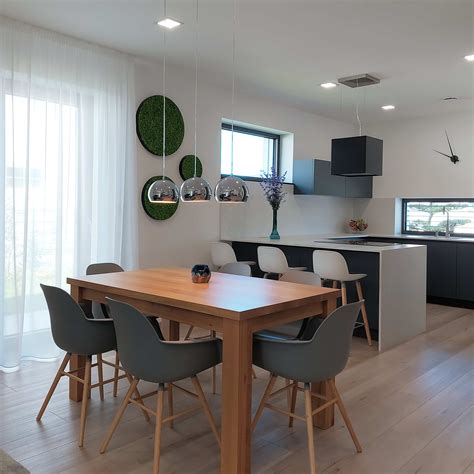 Porovnanie minimalistického a farebného interiéru