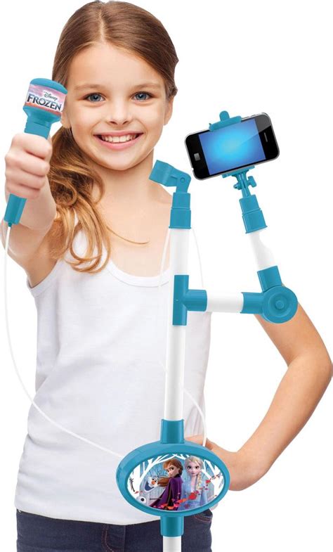 dieťa s detským mikrofónom a stojanom