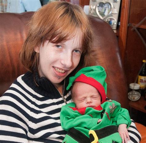 Žena zapisujúca si do tehotenského denníka