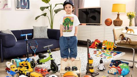 Ilustrácia znázorňujúca dieťa obklopené množstvom hračiek