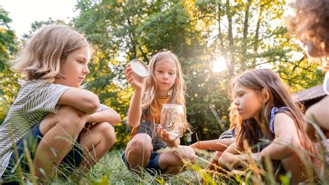 Deti hrajúce sa v prírode s prírodnými materiálmi