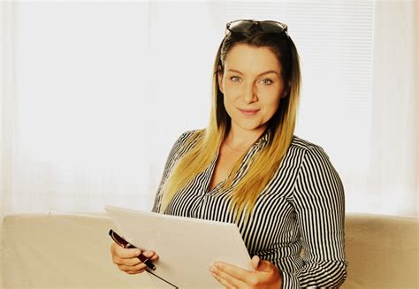 Ilustrácia dieťaťa rozprávajúceho sa s psychológom