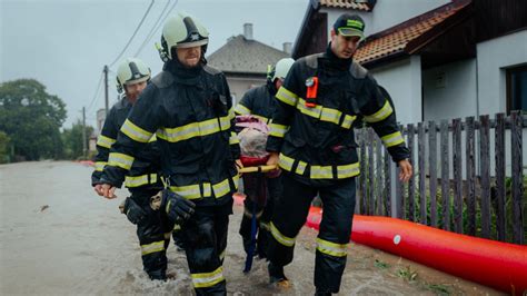 záchranár pri povodni