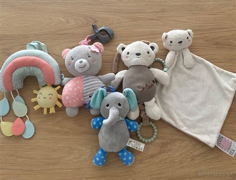 Koláž rôznych bezpečných hračiek pre 2-mesačné bábätko