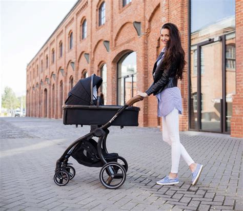 Ilustrácia športovej časti kočíka Zopa Mystic s dieťaťom