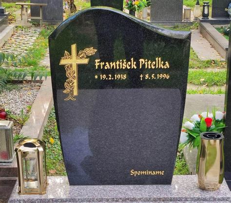 Náhrobný kameň s vyrytými dátumami