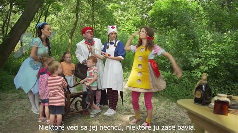 Rodič medituje, dieťa sa hrá