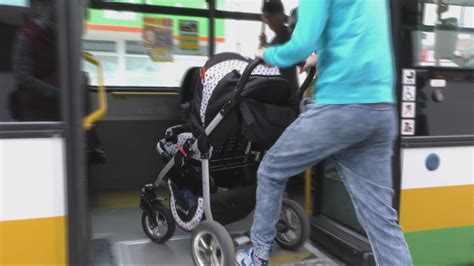 Ilustrácia nánožníka Britax s dieťaťom v kočíku