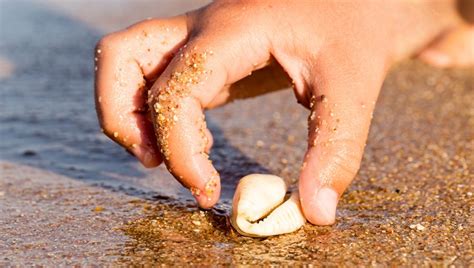 Detská ruka držaná v dlani rodiča