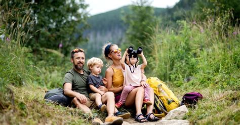 Rodina s dvoma deťmi na výlete