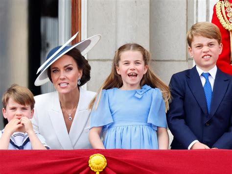 Princ George na balkóne Buckinghamského paláca