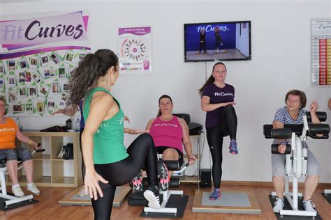 Ženy cvičiace na hydraulických strojoch