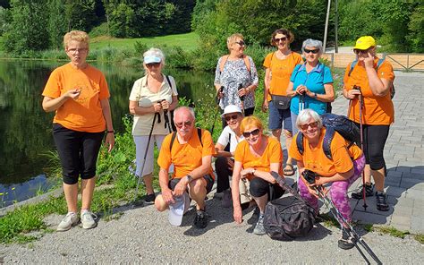 Skupina žien rôzneho veku pri relaxačnom cvičení