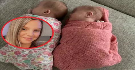 Matka dojčiaca dvojčatá vo futbalovej polohe