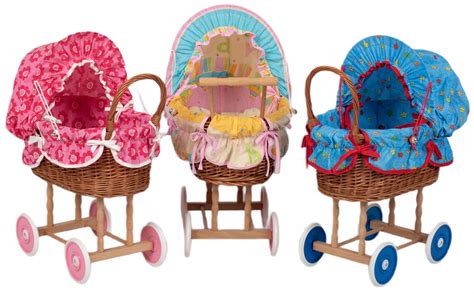 Dievčatko tlačí kočík pre bábiky