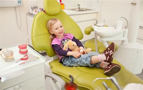 dieťa hrá na zubára s hračkou