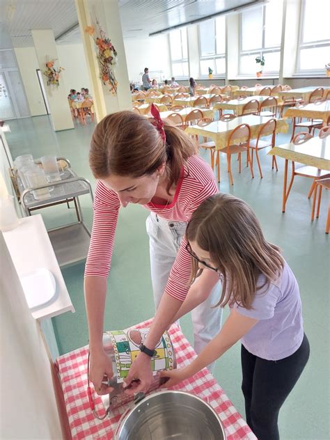 Ilustrácia prísnych hygienických štandardov v školskej kuchyni