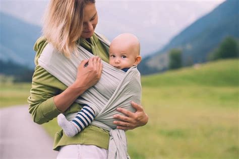 ilustrácia správnej polohy dieťaťa v nosiči
