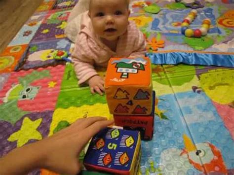 Hra staršieho súrodenca s bábätkom