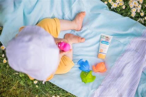 Dieťa v tieni s ochranou pred slnkom