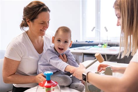 Dieťa absolvujúce fyzioterapiu