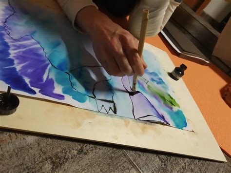 Ilustrácia znázorňujúca proces arteterapie s omaľovánkami