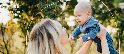 Graf porovnávajúci úspešnosť IVF s vlastnými a darovanými vajíčkami podľa veku ženy