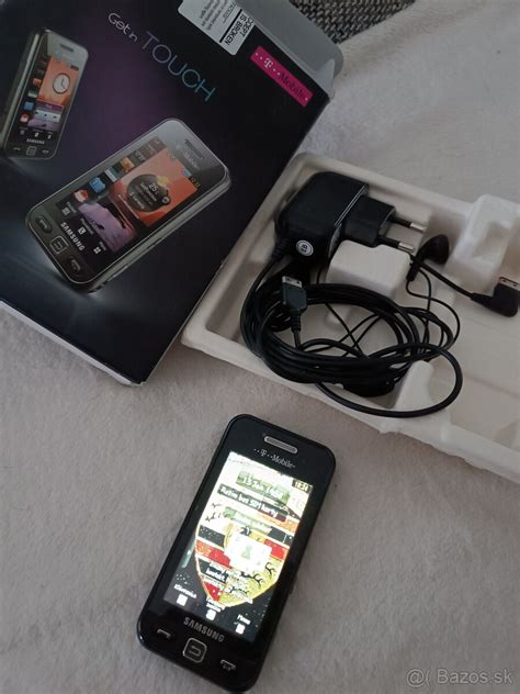 Ilustračná fotografia šťastnej rodiny používajúcej mobilné telefóny