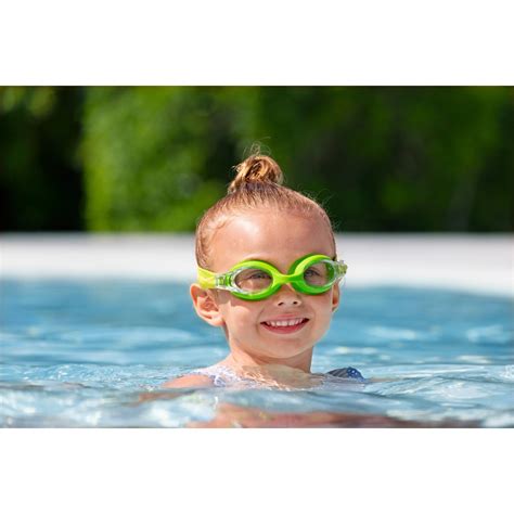 Deti používajúce rôzne plavecké pomôcky