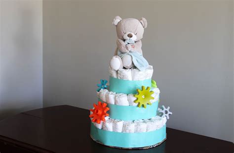 Detaily plienkovej torty s hračkami a doplnkami