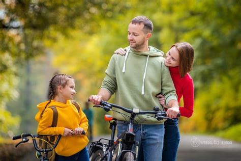rodič prebaľuje dieťa na cestách