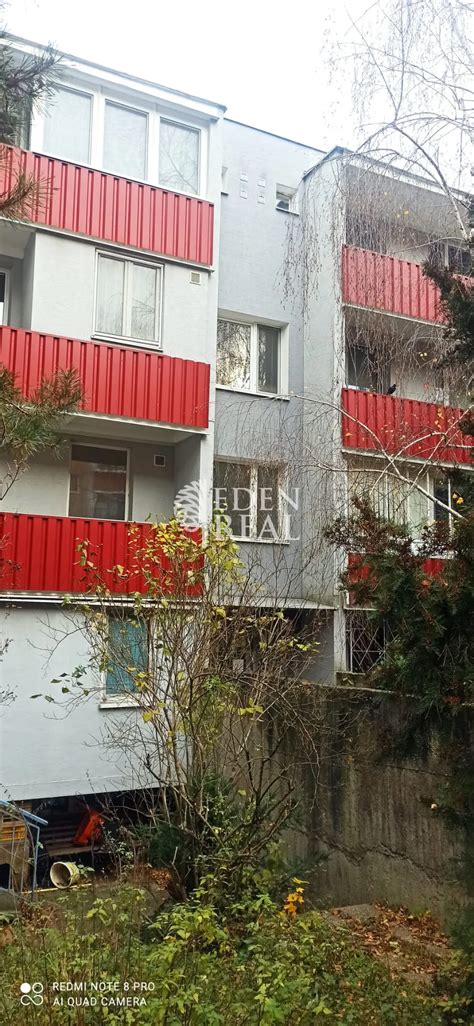 Ilustrácia znázorňujúca matku a dieťa v pokojnom prostredí