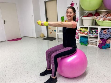 žena oddychujúca na fitlopte počas pôrodu