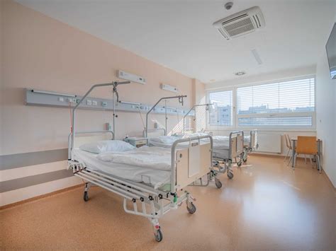 interiér nadštandardnej izby v nemocnici