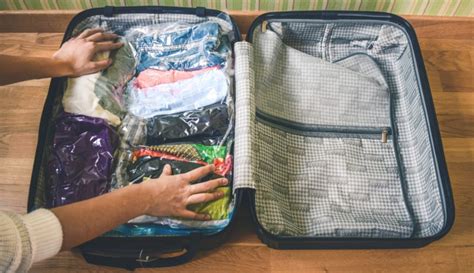 Balenie oblečenia do kufra