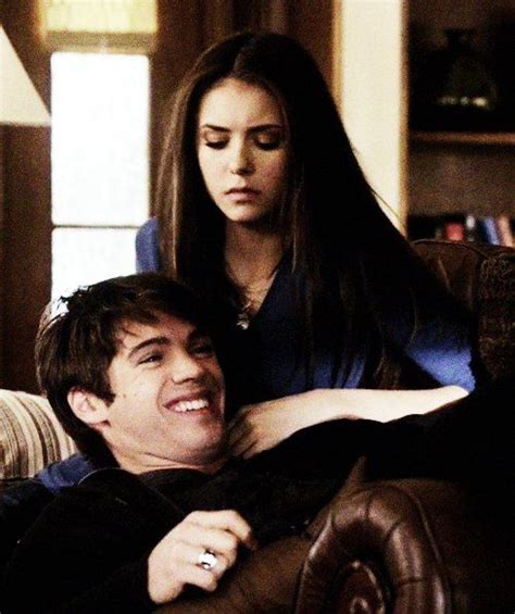 Jeremy a Elena sa rozprávajú